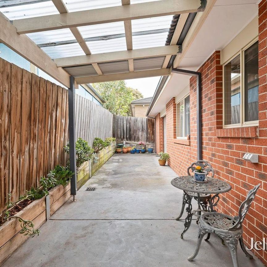 Single Level Home in Ultra Convenient Location! - Photo 1