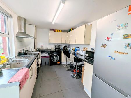 4 bedroom terraced house to rent - Photo 5