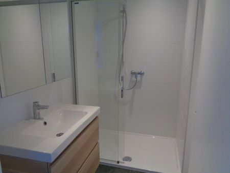 Recent duplex appartement op de 2e verdieping met autostaanplaats, ideaal gelegen in het centrum van Sterrebeek. - Photo 4