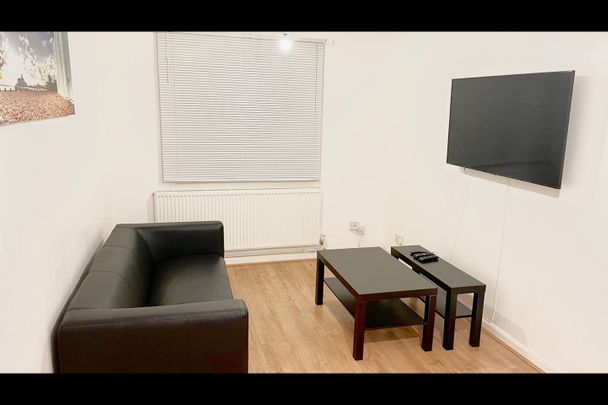 6 Bed Terraced House, Gadd Street, NG7 - Photo 1