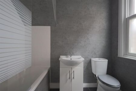 2 bedroom Flat to rent in Sandringham Road, South Gosforth, Newcastle Upon Tyne NE3 - Photo 5