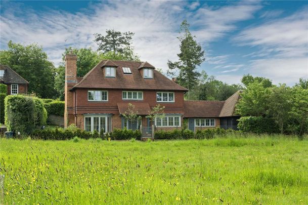 An impressive family home in an idyllic country location, offering spacious accommodation and a very high specification. - Photo 1