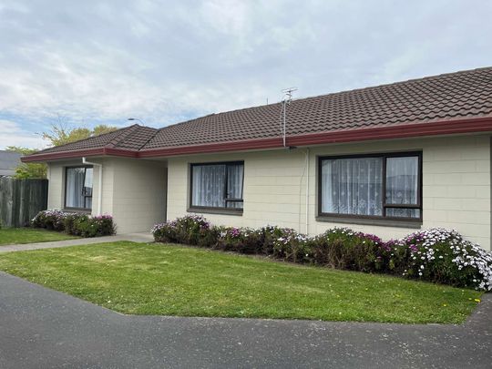 Freshly painted 3-bedroom unit in the heart of Hillmorton! - Photo 1