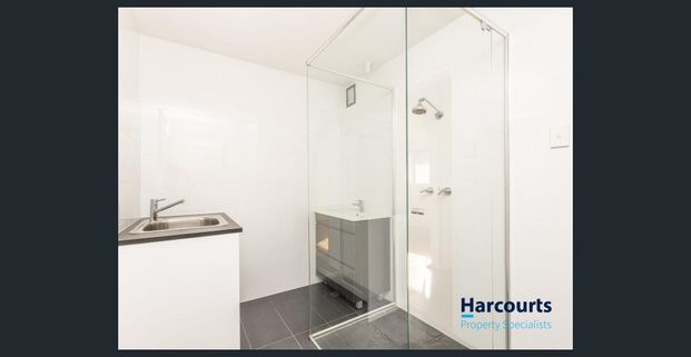 Be the first to view this crisp and clean, renovated 2 bedroom 1 bathroom apartment or you could miss out! - Photo 1