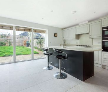 A superbly presented family home set in a private development. - Photo 5