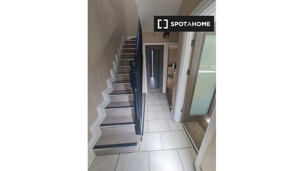 Room for rent in 4-bedroom house in Dublin - Photo 1