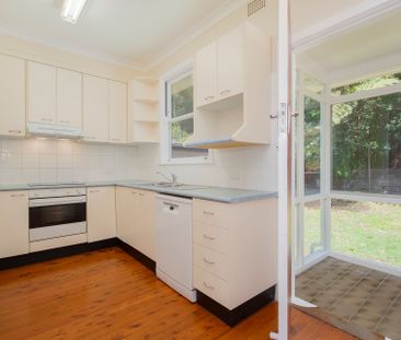 Freshly Painted 3 bedroom with Large Rear Garden - Photo 1