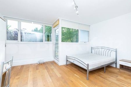 Bright and modern refurbished three / four double bedroom flat with balcony - Photo 2