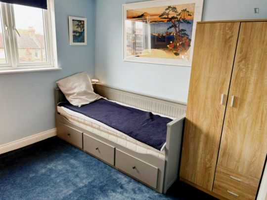 Bright double bedroom Female only - Photo 1