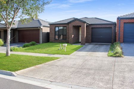 THREE BEDROOM HOME CLOSE TO PUBLIC TRANSPORT - Photo 5