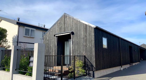 Fully Furnished Immaculate & Architecturally Designed Front Townhouse! - Photo 1