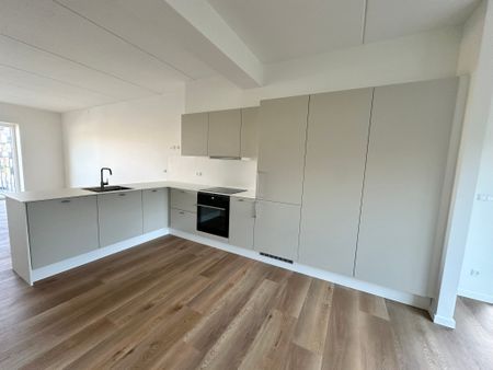 Moderne lejlighed med stor altan og naturskøn beliggenhed - Photo 2