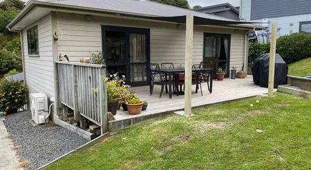 Modern home, two bathrooms & indoor/outdoor flow - Photo 4