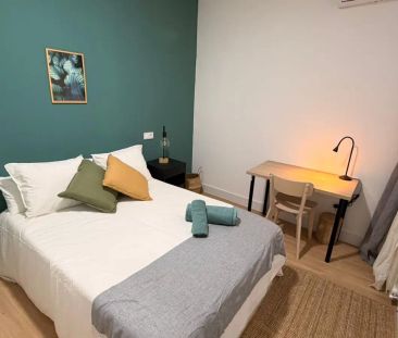 Room in a shared 8-bedroom apartment for rent in Embajadores, bills included, professionals only - Photo 5