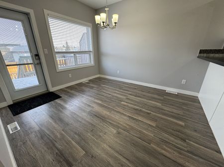 DOG FRIENDLY 4 Bed, 3 Bath Duplex in Sylvan Lake - Photo 5