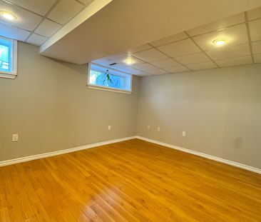 For Lease - 205 Talbot Crescent, Newmarket, Ontario - Photo 2