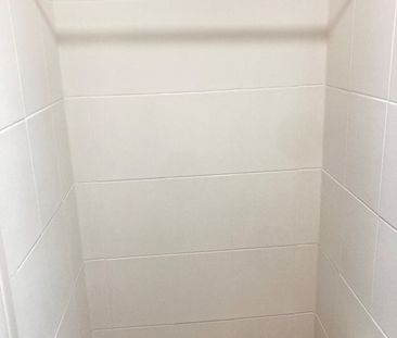 1 Bed Flat, Very Near West Cromwell Road Area, SW20 - Photo 4