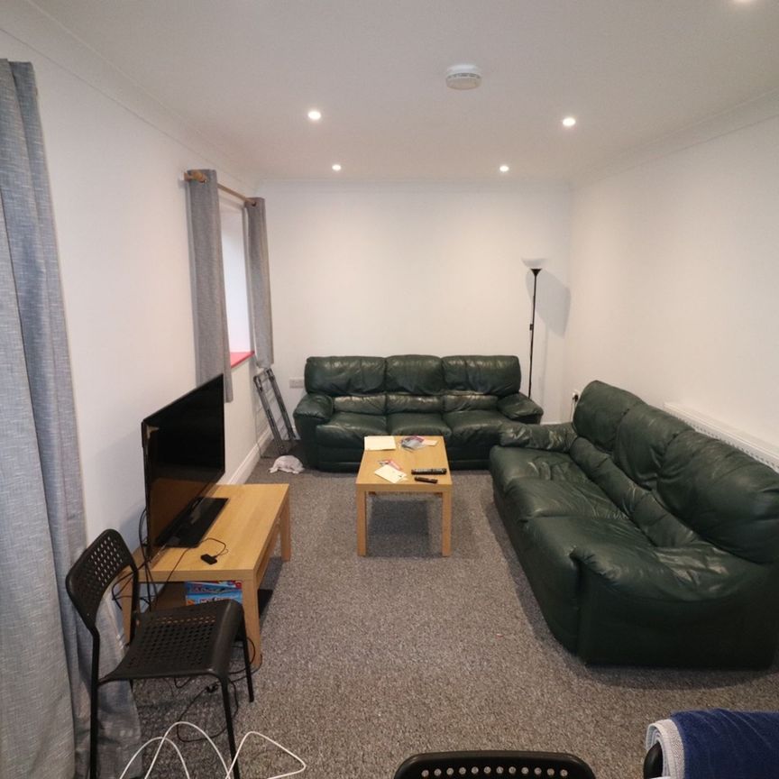 6 Bed Semi-Detached House, Arnold Road, SO17 - Photo 1