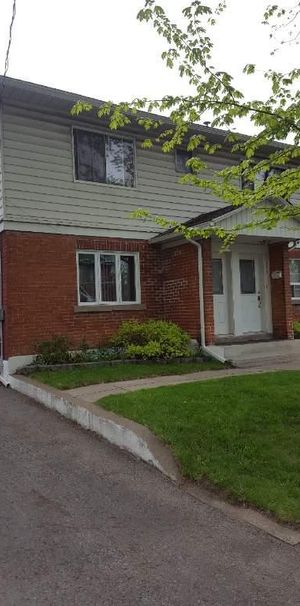 Beau 4 1/2 avec bureau (haut de duplex) - Photo 1