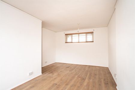 Marlowes, Hemel Hempstead, HP1 1ER, Hertfordshire - Photo 4