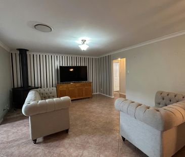 LARGE FAMILY HOME WITH A POOL! - Photo 5