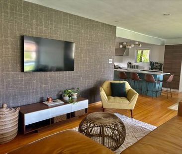 Charming Mid-Century Modern Home - Photo 2