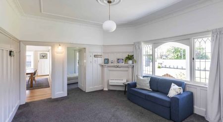 Spacious 3-Bedroom, 2-Bathroom House - Photo 2