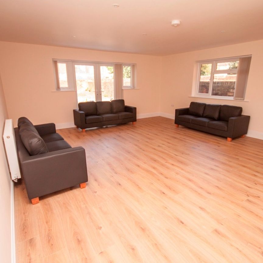 8 Bed Semi-Detached House, Wilton Avenue, SO15 - Photo 1