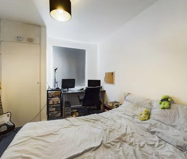 5 bedroom House To Let - Photo 3