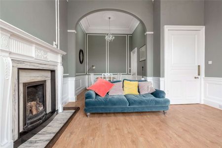 A spacious and bright furnished two bedroom conversation flat overlooking private residents' gardens in the West End. - Photo 3