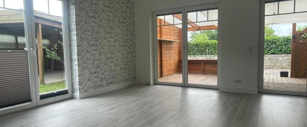 ZUR MIETE: Haushälfte mit überdachter Terrasse, Garten und Carport - Foto 1