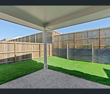 Charming and Spacious Retreat in Meringandan West Community - Photo 2