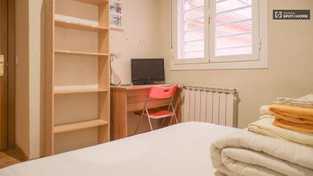 Room in a shared 4-bedroom apartment for rent in El Goloso, Madrid, no internet - Foto 4