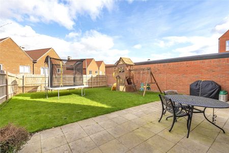 4 bedroom semi-detached house to rent - Photo 2