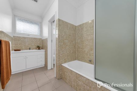 Comfortable Living in Hawthorn with Endless Options! - Photo 2