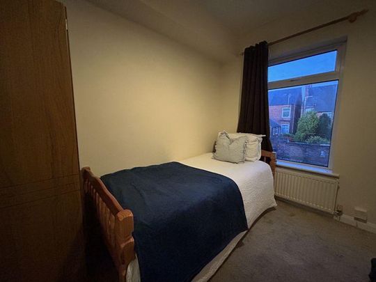 1 bedroom in a house share to rent - Photo 1