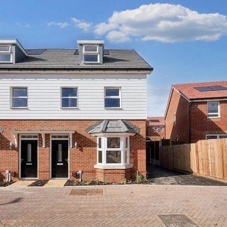 Fox Lane, Sturry, Canterbury, CT2 0FG, Kent - Photo 4