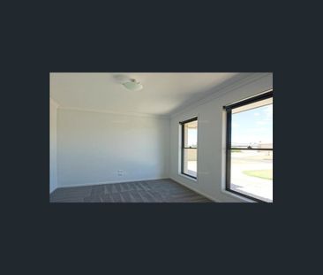 Modern Family Home in Quiet Oakey - Photo 4