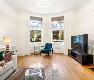 Impressive 2 bedroom apartment located on one of Marylebone's most attractive garden squares. - Photo 1