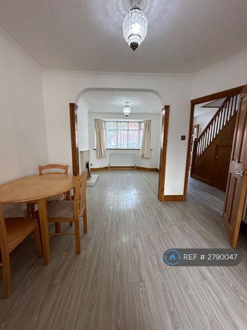 3 bedroom semi-detached house to rent - Photo 2