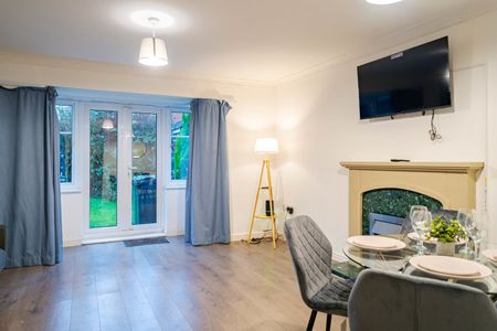 3 Bed Semi-Detached House, New Village Way, LS27 - Photo 2