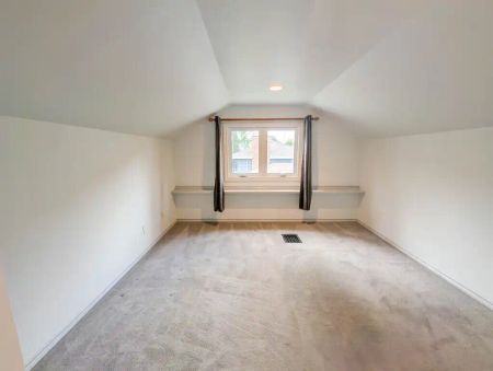 977 Parkhill Ave — 1 Bedroom - Photo 2