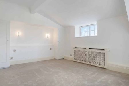Bright and spacious four-bedroom flat located in Eton Court. - Photo 3