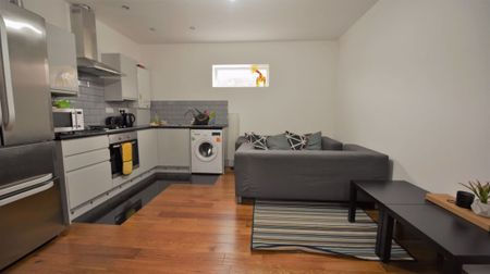 2 bedroom Flat in Kelso Street, Leeds - Photo 2