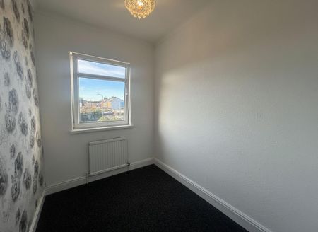 3 bedroom end of terrace house to rent - Photo 2