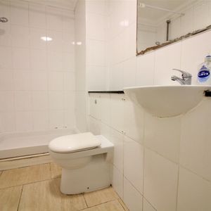 Hanworth Road, Hounslow - Photo 3