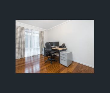 PERFECTLY POSITIONED FAMILY HOME - Photo 3