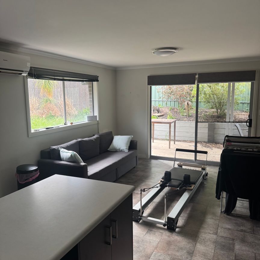 Williamstown - Photo 1