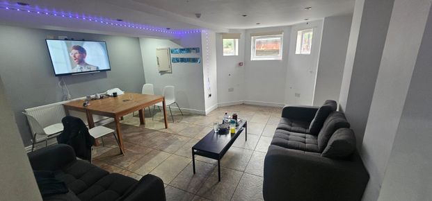 8 Bed - 11 Headingley Avenue, Headingley, Leeds - LS6 3ER - Student - Photo 1