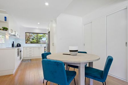 FULLY FURNISHED TOWNHOUSE - Photo 3